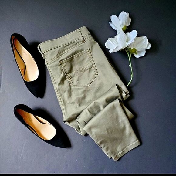 New York and Company Army Green Pants - Picture 1 of 9